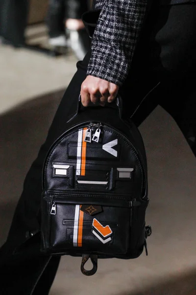 Look 19